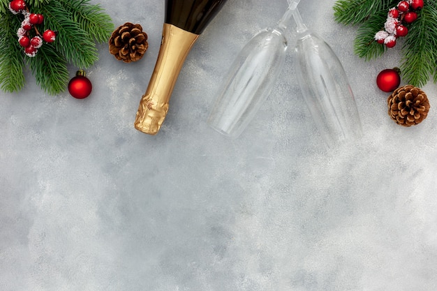 Nieuwjaarsdecoratie met een champagnefles en dennentakken
