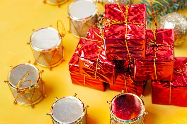 Nieuwjaarsdecoratie op een gele tafel Kerstspeelgoed en geschenken close-up