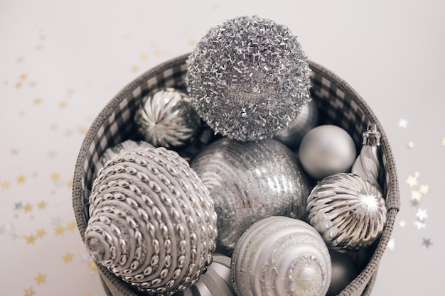 Nieuwjaarsdecoraties zilverkleur met confetti