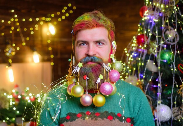 Nieuwjaarsfeest lachende kerstman met versierde baard bebaarde kerstman met versierde baard