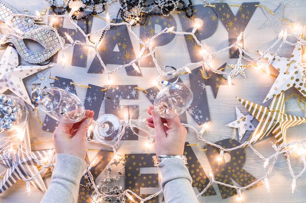 Nieuwjaarsfeest zilveren decoraties op tafel.