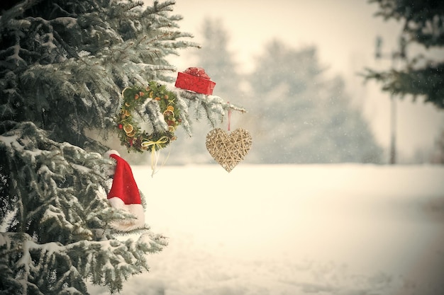 Nieuwjaarshart en kerstversiering op kerstboom