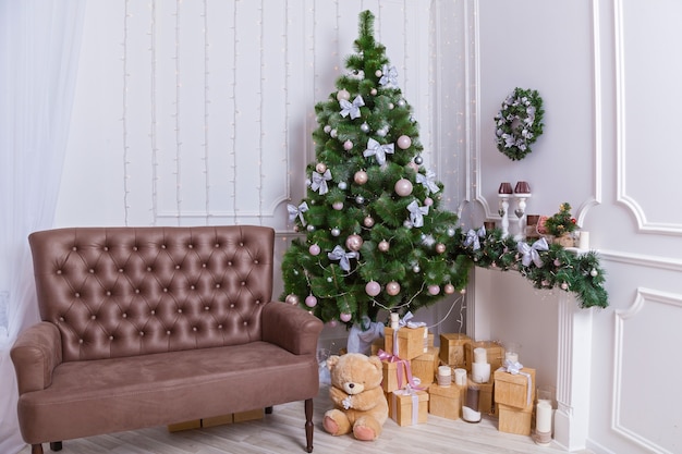 Nieuwjaarsinterieur kerstboom Kerstboomcadeaus en speelgoed onder de kerstboom C