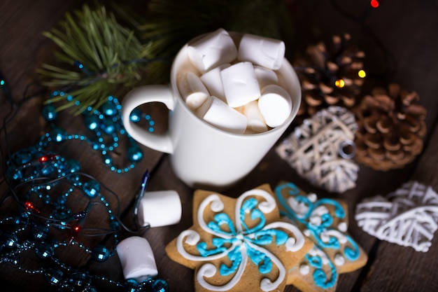 Nieuwjaarskaart - kopje koffie en marshmallows. peperkoek en kerstversiering