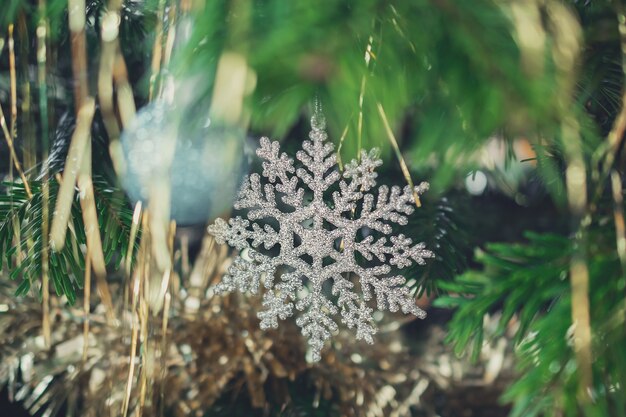 Nieuwjaarskerstversieringen met kerstboomversieringen