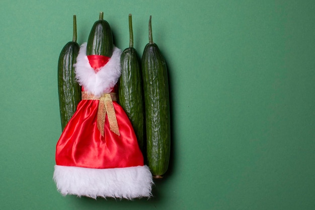 Nieuwjaarskomkommers op een groene achtergrondproducten op de feestelijke tafel Kerstgroenten