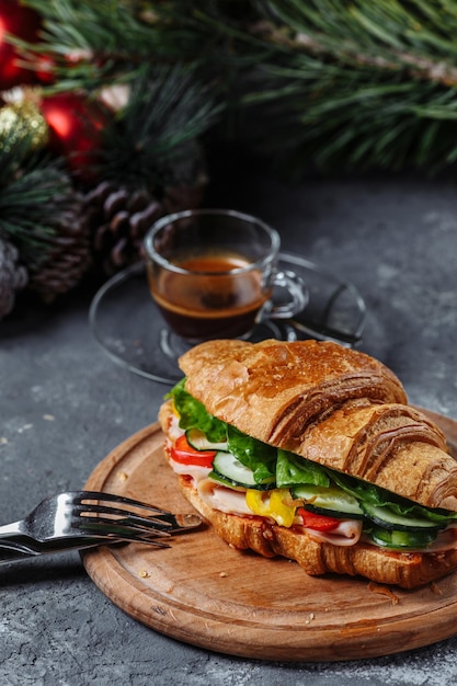 Nieuwjaarsontbijt met croissants. Nieuwjaarscroissant met ham, kaas en tomaten. Nieuwjaar en Kerstmis concept