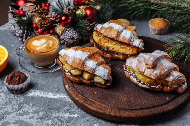 Nieuwjaarsontbijt met croissants.