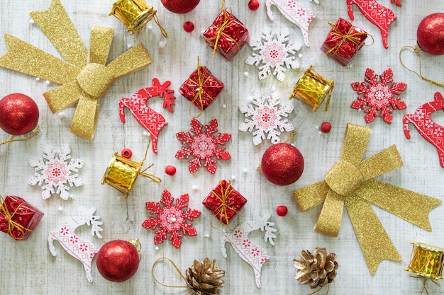 Nieuwjaarssamenstelling Kerstboomversieringen ballen op een houten ondergrond Plat lag bovenaanzicht