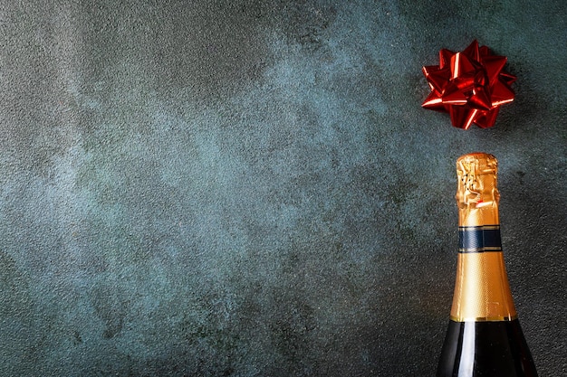 Nieuwjaarssamenstelling met gouden champagnefles en kerstdecor Nieuwjaar Flatly Christmas flatlay Nieuwjaar 2023 Nieuwjaarsconcept