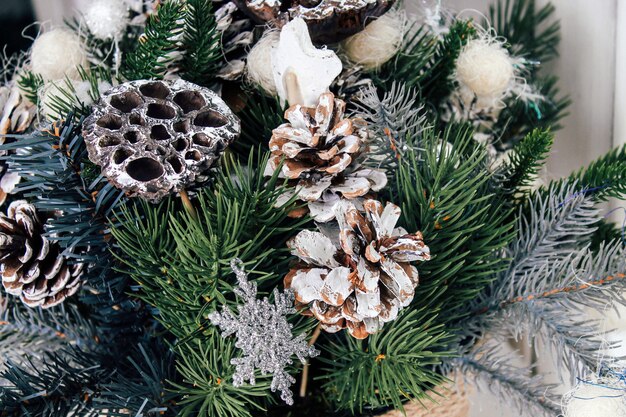 Nieuwjaarssamenstelling van gedroogde lotusbloemen, kegels en vuren takken. DIY boeket voor Kerstmis.