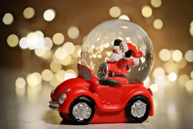 Nieuwjaarsspeelgoed De kerstman rijdt in een glazen kom van een auto