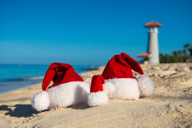 Nieuwjaarsvakantie en kerstvakantie op zee. Familie reizen met de kinderen naar de kust.