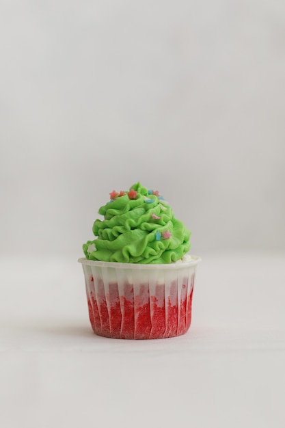 Nieuwjaarsviering cupcake of maffin Concept voedselvakanties De vorm van een groene kerstboom