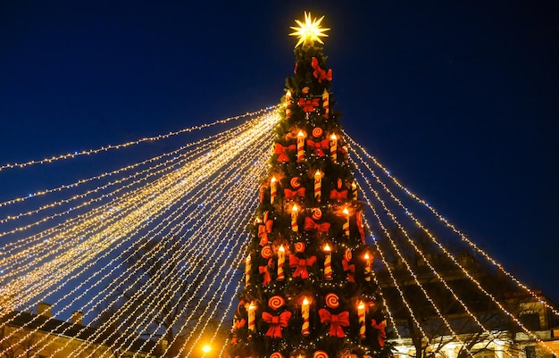 Nieuwjaarsviering nieuwjaarsbeurs in de stad kerstboom versierd met lichtjes