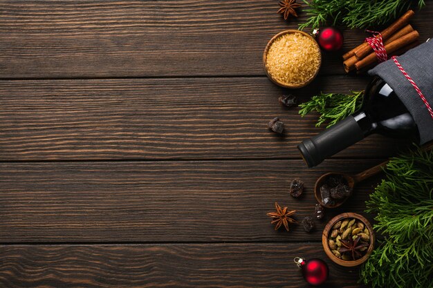 Nieuwjaarsvoedseloppervlak. Ingrediënten voor het maken van kerst glühwein fles rode wijn, sinaasappel, rietsuiker en kruiden.