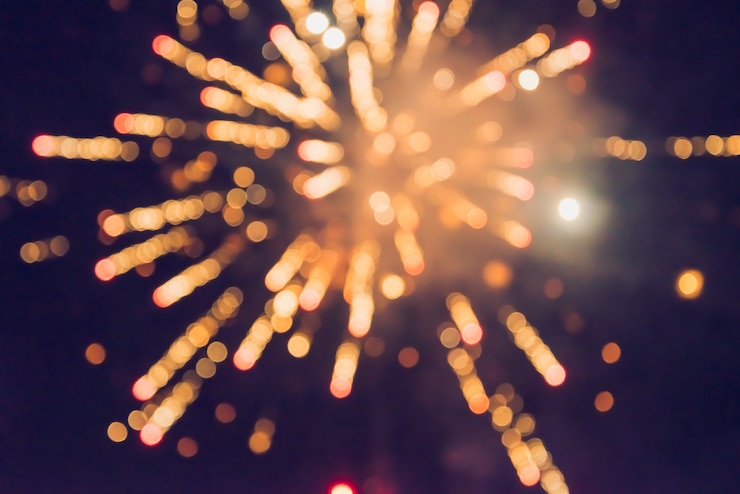 Foto nieuwjaarsvuurwerk. abstract kleurrijk vuurwerk, feestelijk nieuwjaar als achtergrond met vuurwerk
