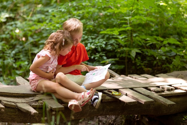 Foto nieuwsgierige kinderen die meedoen aan een speurtocht