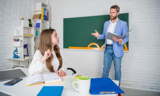 Nieuwsgierige kindstudie in de klas met selectieve focus van de leraar