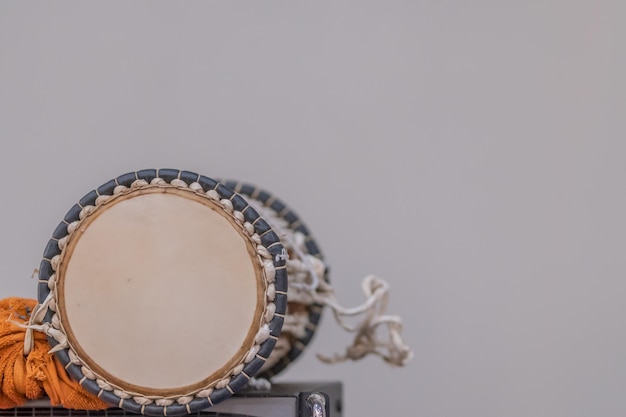 Foto strumento musicale del tamburo parlante nigeriano sul display