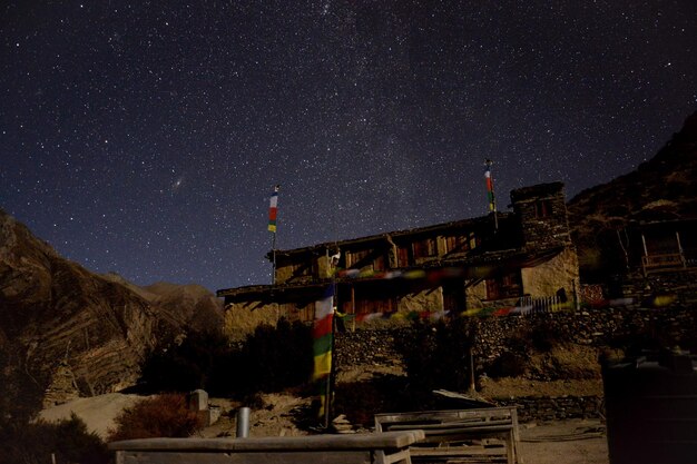 Foto scena notta vicino a manang, nepal