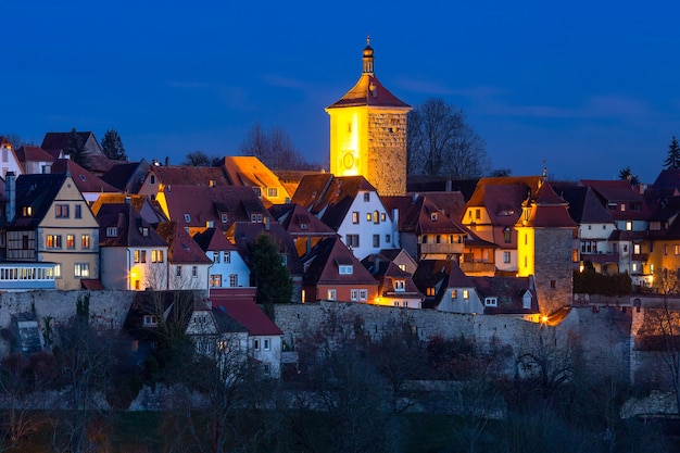 ドイツ南部、バイエルン州、ローテンブルクオプデアタウバーの中世の旧市街の屋根、塔、町の壁の夜空からの眺め