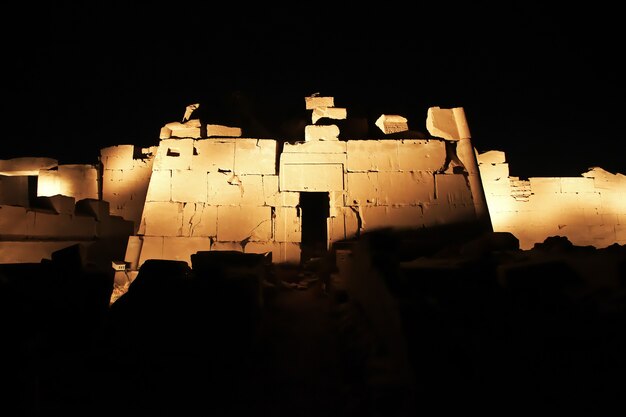 Notte negli antichi templi di luxor in egitto