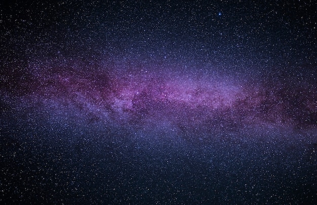 Cielo stellato luminoso di notte con parte della galassia della via lattea. meraviglioso paesaggio notturno estivo.