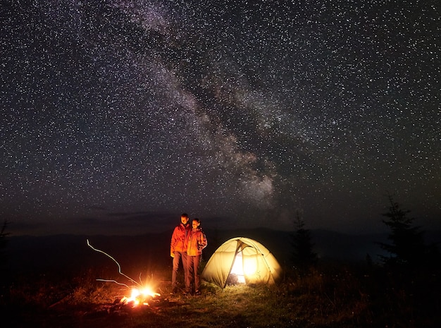 Campeggio notturno in montagna