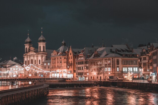 Foto panorama della città notturna