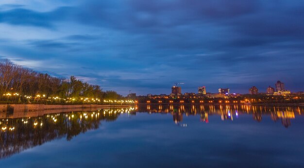 Отражение ночного города на реке