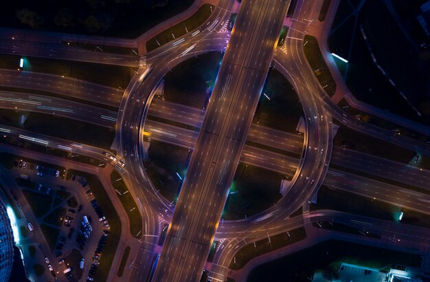 道路上の夜の街