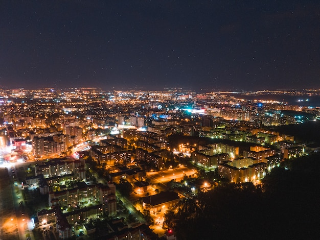 Città di notte sotto il cielo stellato