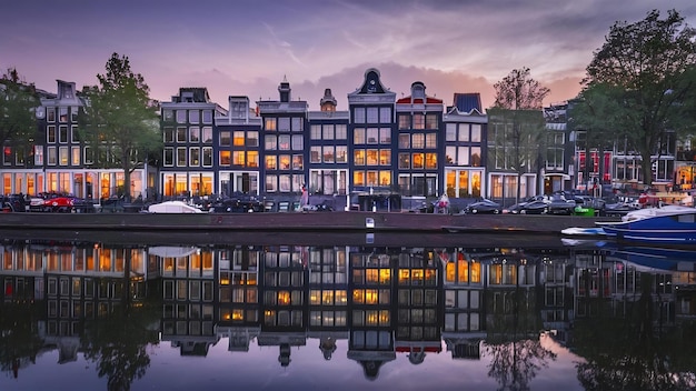 Photo night city view of amsterdam canal with dutch houses