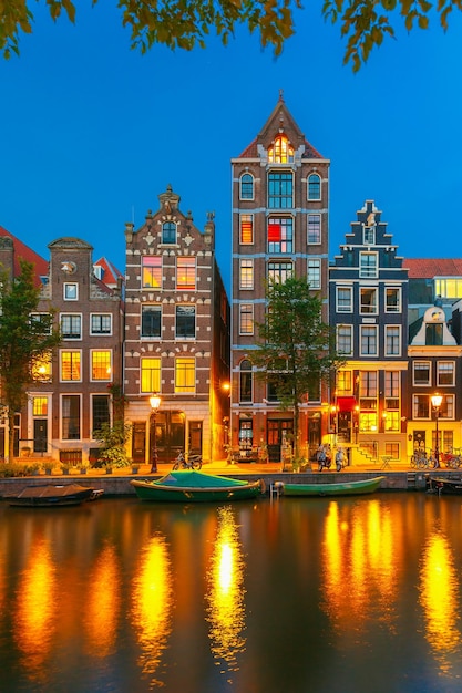 Ночной город Амстердам канал с голландскими домами
