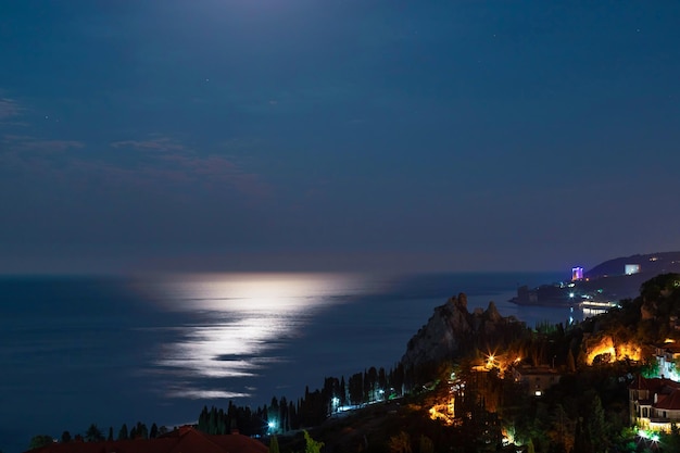 写真 ライトと地中海の海岸の夜景