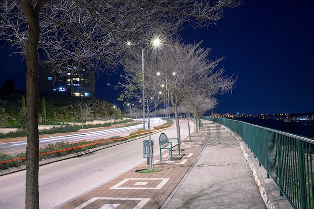 Città notturna con una bella strada illuminata