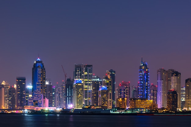 Foto paesaggio urbano notturno della città di dubai, emirati arabi uniti