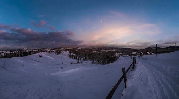 Фото Ночная сельская местность холмы рощи и сельскохозяйственные угодья зимой отдаленная альпийская горная деревня украина вороненко