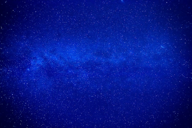 많은 별과 은하수가 있는 밤의 어두운 푸른 하늘