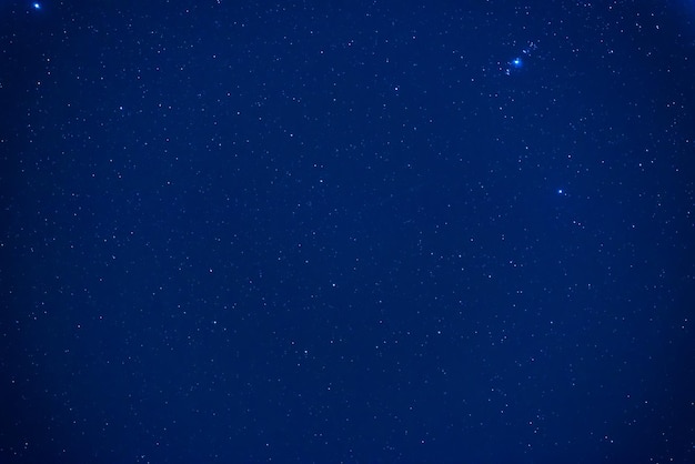 銀河の天の川宇宙宇宙の背景として多くの星と夜の暗い空