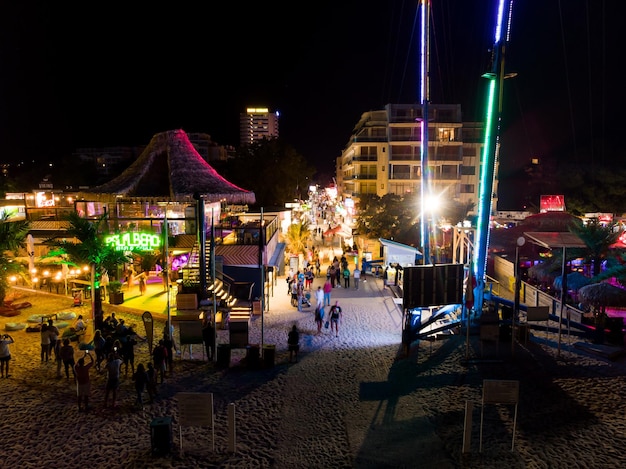 Vista notturna con drone del centro città di sunny beach in bulgaria vacanze estive in europa vista aerea con drone