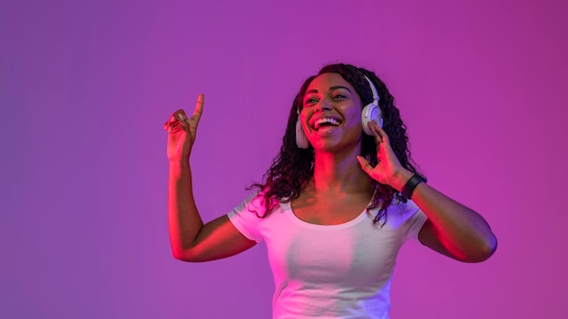 Night Fun Positive Black Lady Luisteren Muziek In Draadloze Hoofdtelefoons En Dansen
