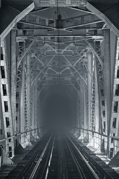 Ночной освещенный железнодорожный мост