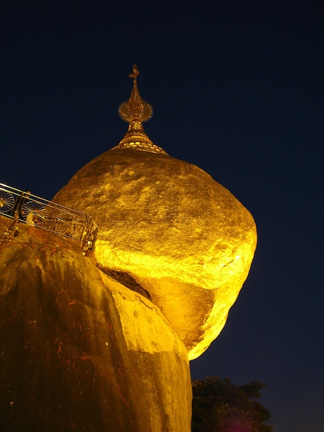 Photo the night at kyaiktiyo pagoda golden rock myanmar