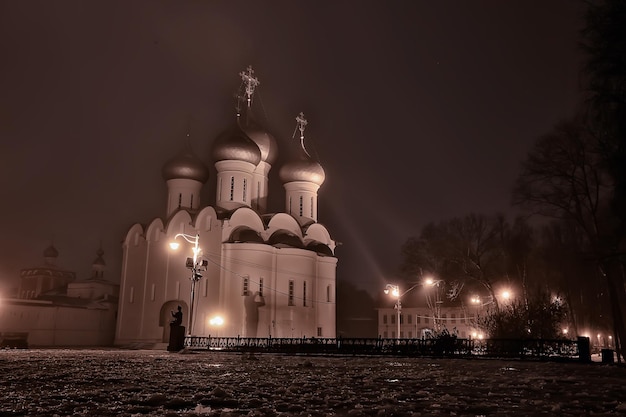 ロシア川の近くの夜の風景教会、ロシアの観光における抽象的な