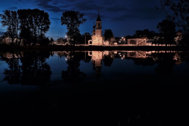 ロシア川の近くの夜の風景教会、ロシアの観光における抽象的な歴史的景観建築キリスト教