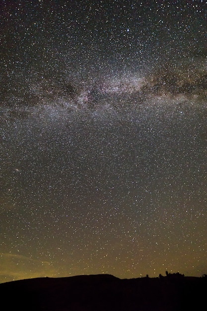 Paesaggio notturno di montagne con stelle