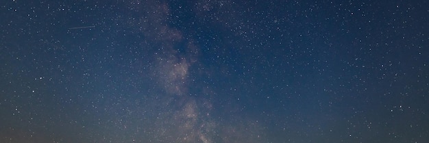 星空と天の川の背景の夜の風景