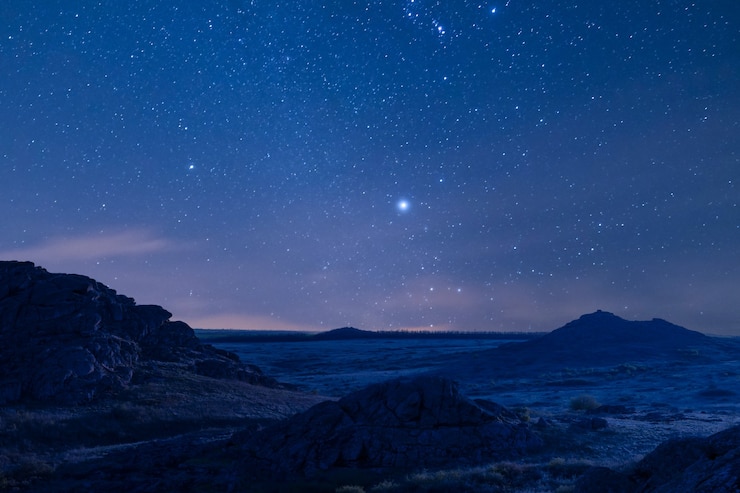 Photo 美しい山々と雄大な星空のある夜の風景